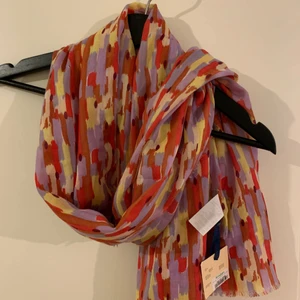 Höst halsduk scarf  - Helt ny scarf med höst färger med kort på. Har fått den utomlands. Jätte skön tyg