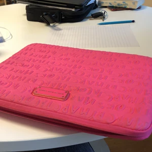 Marc by Marc Jacobs - Intressekoll på mitt fina datorfodral för en 13 tum dator! Säljer för att färgen inte riktigt passar mig men färger är en glad och fin färg! Buda gärna i kommentarerna. Kontakta mig för fler frågor💕💕