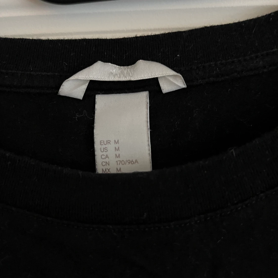 Svart T-shirt med rosor - 90