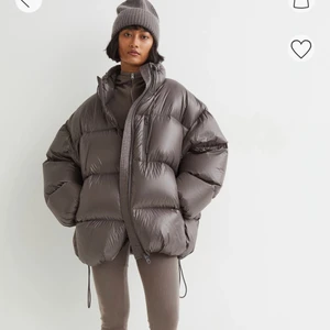 Dunjacka - Intressekoll på denna jacka, ej använd så i nyskick. Super fin men lite osäker på storleken. Overaized för mig som normalt är en S. Slutsåld överallt:) Lägg förslag på bud i kommentarsfältet 