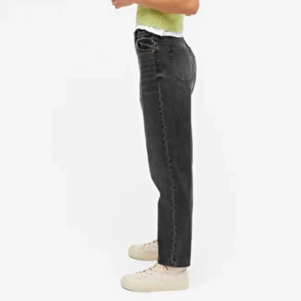High waist balloon leg “Taiki” jeans i washed black. Jättefina och passar till allt! Bra skick, Nypris:400kr.. Jeans & Byxor.