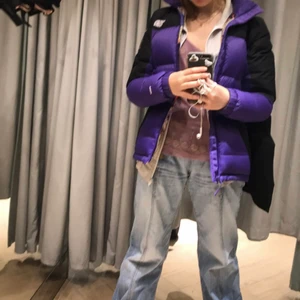 The north face puffer jacka  - Lila svart äkta thenorthface jacka! Använt endast under dec-match så ddm är tyo som ny, kom privat om du vill köpa/diskutera pris samt se närmre bilder på jackan!❤️ (org pris på jackan är 3000 då de är en lite längre modell)