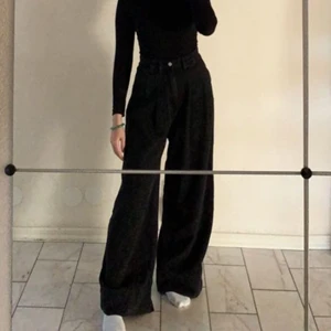 Palazzo jeans - Fina stora högmidjade byxor från monki! Insåg att jag hade för många liknande byxor och ångrade mitt köp. Jag är 163 och byxorna sitter lite långt men perfekt med skor på. Använda 1 gång! Originalpris 400 säljer för 300 inklusive frakt!