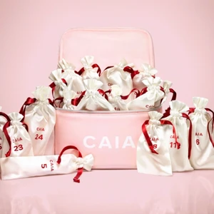 Caia adventskalender - Säljer en oöppnad adventskalender från Caia eftersom jag fick en i present och köpte en själv🥰 Budgivning om många är intresserade! Kalendern är helt slutsåld på hemsidan💕