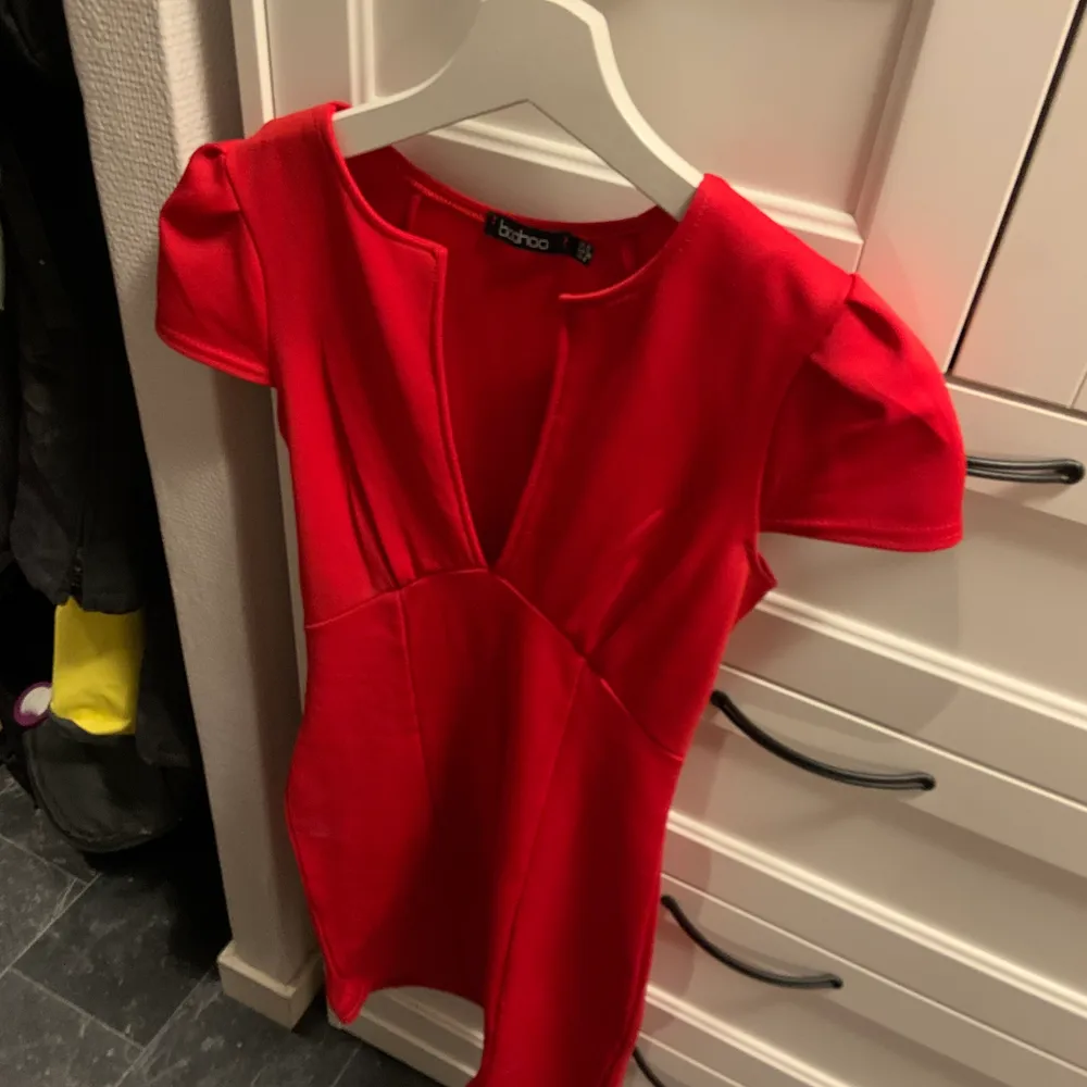 Snygg figuranpassad röd klänning storlek S, använd fåtal gånger :). Klänningar.