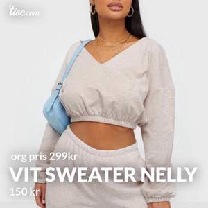 Storlek Small, Säljer denna trendiga nelly Sweater som aldrig är använd då ja beställde fel storlek, det är den på bilden fast i VITT, kan skicka fler bilder vid kontakt