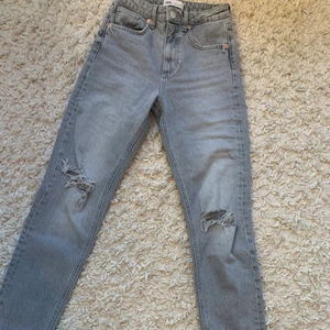 Gråa zara jeans 👖  - Aldrig använda jeans, köparen står för frakten 📦