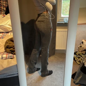 Gråa jeans - Grå midrise jeanssss💘dragkedjor både fram och bak, samt ett märke! Fett snygga💋säljer i behov av pengar! Det står 158 men jag är 170 och S för referens! Bara att skriva vid frågor🙏🏼