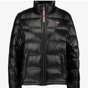 Levis jacka - Superfin levis jacka som knappt är använd. Säljer då den inte kommer till användning! Köpt för 1299. Buda från 250 eller köp direkt för 400!!🌸