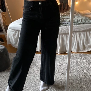 Svarta lågmidjade jeans, weekday  - Säljer mina svarta lågmidjade weekday jeans; modellen ray low. Nypris 600kr. Superfina jeans i fint skick, endast använda ett par gånger, men har tyvärr blivit för små. Storlek 26/30 sitter bra på mig som är 163