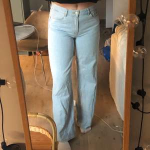 Ljusblå jeans från junkyard. Midrise och raka ben. Storlek 29 och perfekt i längd för mig som är 173 cm lång. Använda ca 2 gånger så i stor sätt som nya.