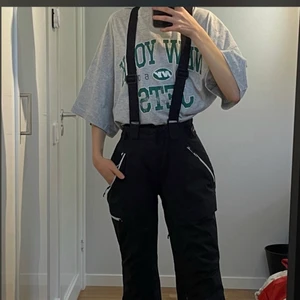 Skidbyxor - Bilderna är lånade, skidbyxor från Everest. Fint skick förutom lite slitna på knäna men inget man lägger märke till. Strl 38. Nypris 1200kr. 