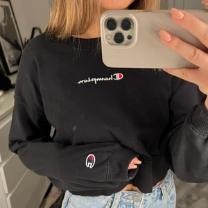 Champion sweatshirt  - Svart croppad champion sweatshirt med loggan. Köpte den för 299kr. Storlek XS. Jag har använt den en gång & jag säljer den för att den tyvärr inte kommer till användning. Den passar mig bra som är 165 cm lång. Frakt ingår inte i priset✨