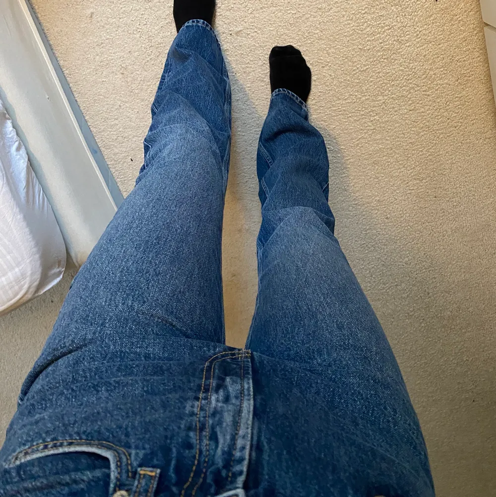 Jeans från Mango i storlek 36, små i storleken då jag egentligen är en 34. Någon form av flare/bootcut modell. Jag är ca 174 cm lång. Använda ca 5 gånger. Köparen står för frakt. Pris kan diskuteras💞. Jeans & Byxor.