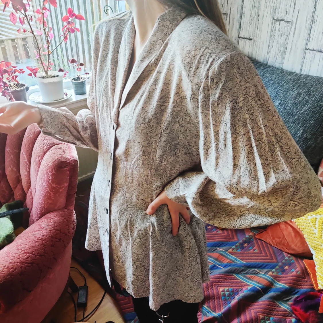 Elegant svartvit blommig blus 