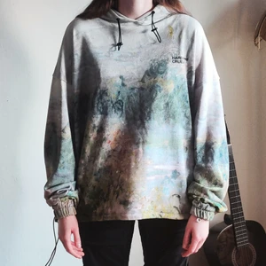 Impressionistisk oversized hoodie - ca 6 månader gammal. inte använd så mycket. nypris 945 kr! modell: kvinna, 172 cm. tar gärna emot bud
