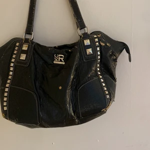 Svart väska - Väska från Kenneth Cole reaction😊man håller i handtaget eller har den över ena axeln, säljer för jag inte andvänder den💕
