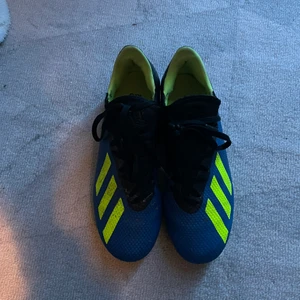 Adidas - Snygga fotbolls skor knappt använda i st 38