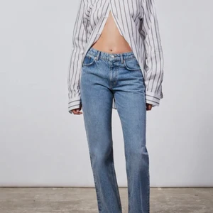 mid rise jeans - ett par mellanblåa ZARA MID RISE STRAIGHT LEG jeans i storlek 38 men passar mig som är 36/34. avklippta så att dem passar nån från 162 till 166cm! den ända skillnaden är att jeansen jag säljer har brun etikett på midjebandet där bak och har små bronsknappar istället för silver!bilder från Zaras hemsida💕💕💕
