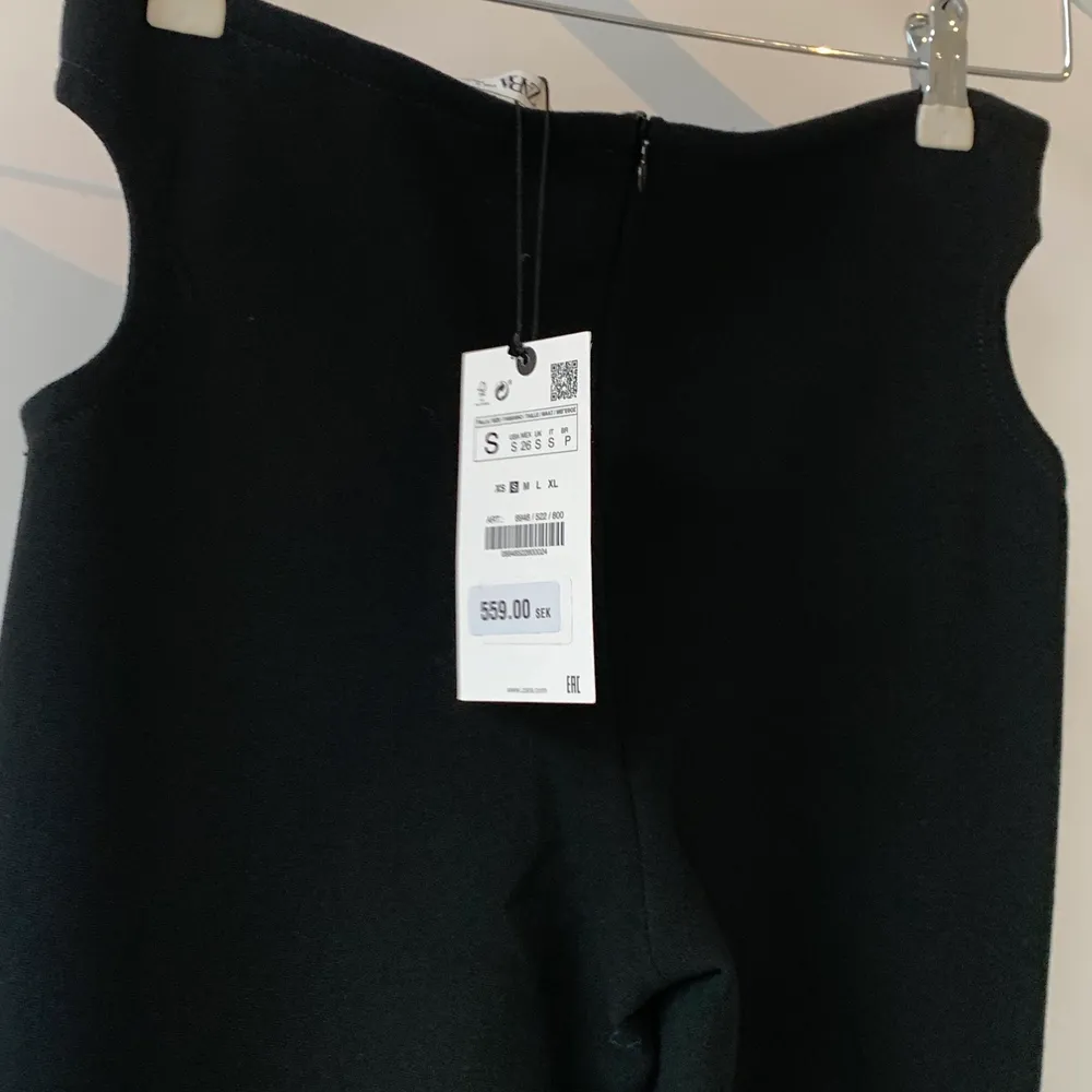 Svarta bootcut byxor i mjukt material med skärningar i höfterna. I.am.gia inspirerad modell från Zara. Oanvända med prislappen kvar, hela och rena.. Jeans & Byxor.