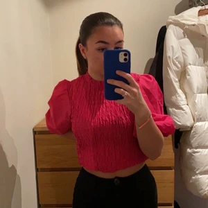 Rosa topp - En fin rosa topp från HM med puff ärm och smock på framsidan av toppen. Toppen är i storlek M men sitter som en XS/S. Säljer då jag inte använder den längre, är i fint skick!👚👚👚