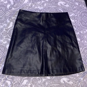 Skinnkjol nakd  - Elegant och fin Skinnkjol från nakd. Väldigt fin detalj med dragkedjan vid baksidan! Perfekt till både vinter och sommar! Aldrig använd därav sitter lappen kvar!