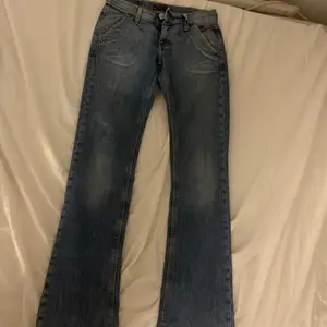Så himla snygga och trendiga lågmidjade jeans ifrån märket crocker! De har knappar på bakfickorna och är väldigt unika i sin modell. Skriv privat för frågor eller flera bilder😍❤️‍🔥