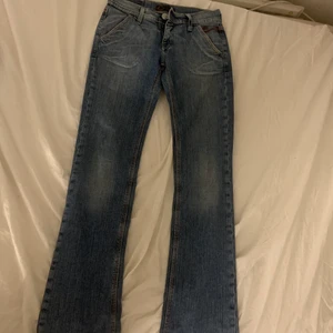 Crocker lågmidjade jeans  - Så himla snygga och trendiga lågmidjade jeans ifrån märket crocker! De har knappar på bakfickorna och är väldigt unika i sin modell. Skriv privat för frågor eller flera bilder😍❤️‍🔥