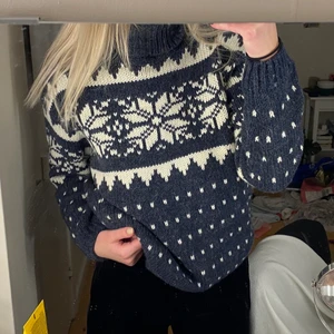 Tröja - Jättemysig stickad tröja med högre krage. Inte så mycket använd så är i fint skick!🫂🤎🍂 gratis frakt!!!