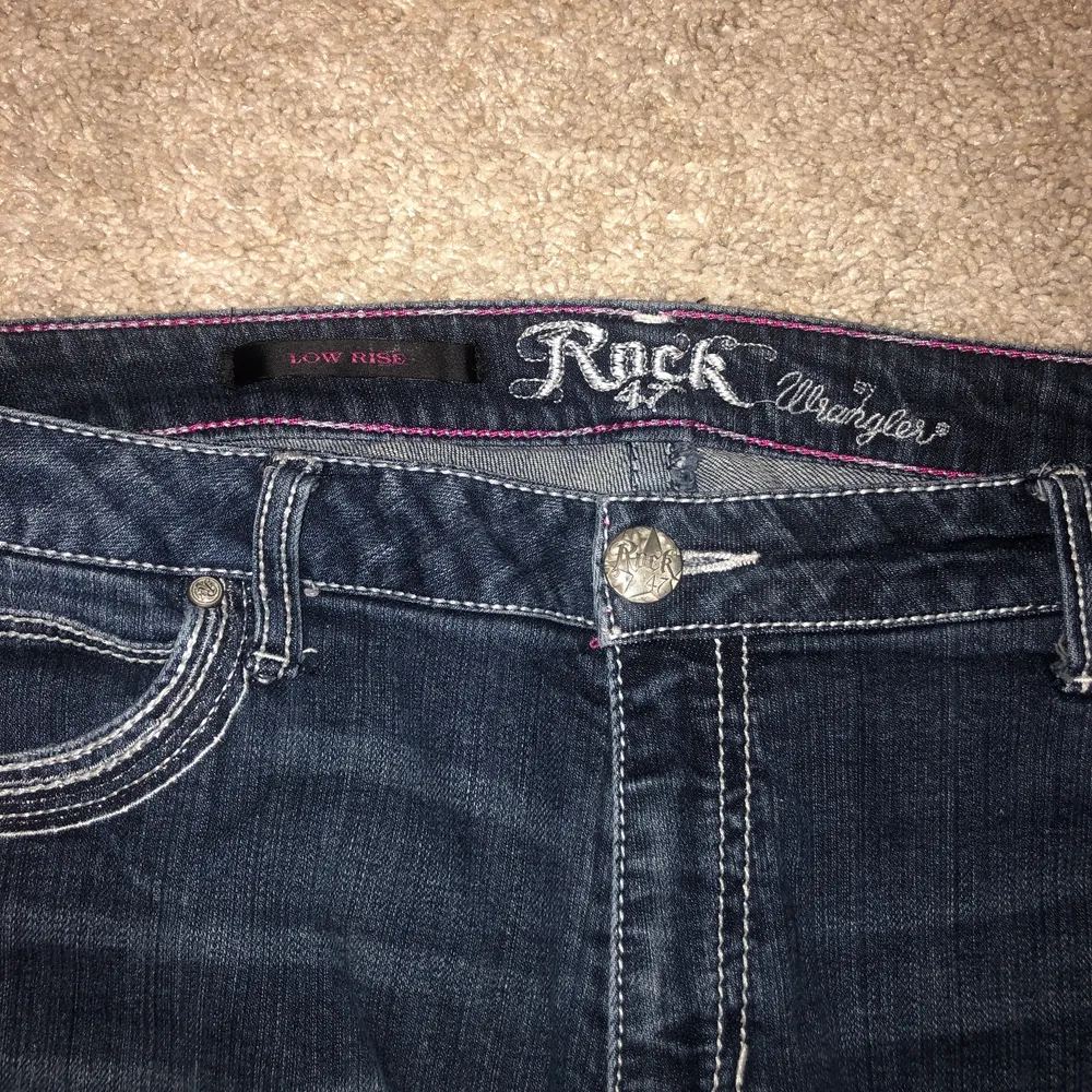 Säljer mina lågmidjade jeans från Wrangler köpta vintage i USA. De har svincoola silvriga detaljer på fram- och bakfickorna och jättefin passform! Står ingen storlek men skulle passa S-M beroende på önskad passform (håller in på första bilden) är själv w26 och 167cm lång och dem är för stora. Priset är exkl. frakten som kostar 66kr (spårbart) 🥰 kontakta mig för fler bilder!. Jeans & Byxor.