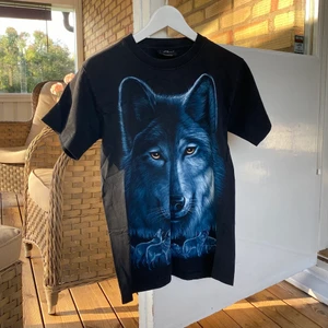 Vintage varg t-shirt - Svart t-shirt med varg tryck både på fram och baksida i bra material. I fint skick. En aning för liten för mig därav säljes. Mått: längd 63 cm - axlar 40 cm