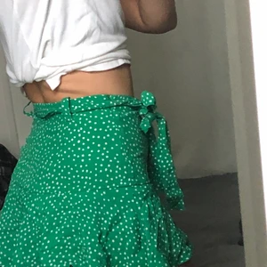 Zara Kjol - Kjol från Zara med inbyggda shorts. Superfina o flitigt använda, men dessvärre lite för små…🥲✨