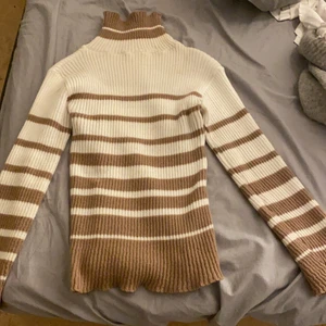 Storlek S  - Stickad tröja med ränder 