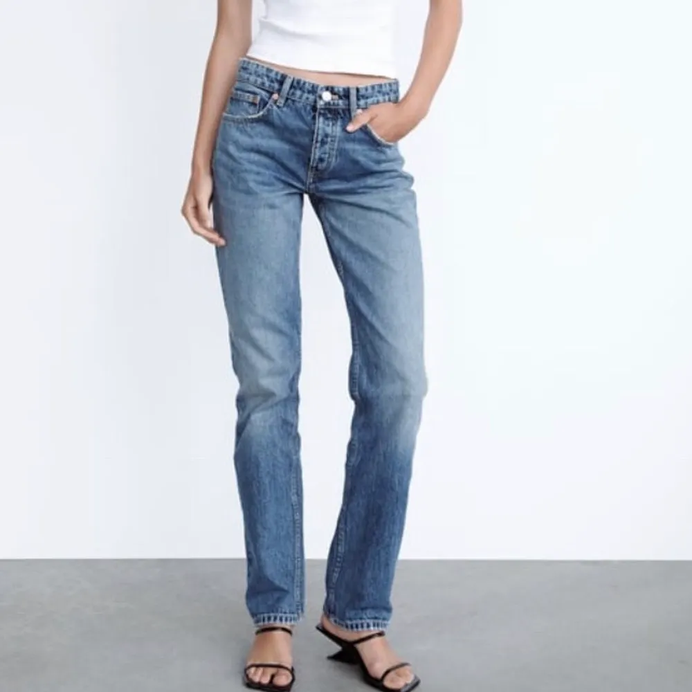 Asballa mid Rise jeans från Zara. Älskar dom här jeansen men kommer tyvär inte längre till användning. De står att de är utsålda på Zara. Upvikda lite.  Perfekta för hösten eller vintern💓💓💓 nypris 359kr BUD: 190kr. Jeans & Byxor.