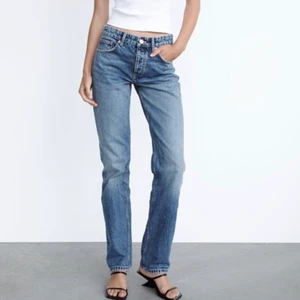 Mid Rise jeans ❤️‍🔥 - Asballa mid Rise jeans från Zara. Älskar dom här jeansen men kommer tyvär inte längre till användning. De står att de är utsålda på Zara. Upvikda lite.  Perfekta för hösten eller vintern💓💓💓 nypris 359kr BUD: 190kr