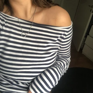 Randig Topp - Superfin randig topp från Gina Tricot!! Använd fåtal gånger o superskönt material!!❤️‍🔥