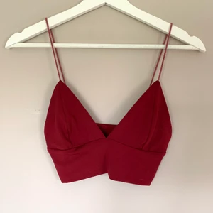 Vinröd topp - Topp i mycket fint skick, knappt använd och mycket skönt material!