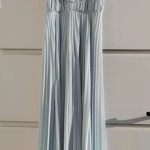 Balklänning från ASOS strl38 - Jättefin långklänning från ASOS. Inköpt till en vinterbal för några år sedan och enbart använd en gång. Passar S-M. 