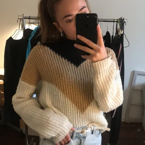 Mysig stickad tröja - Jätte mysig stickad tröja som aldrig kommer till användning tyvärr, ganska varm men ändå luftig! Köparen står för frakt ❤️ priset kan alltid diskuteras då jag vill få sålt allt!!