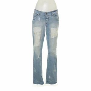 Snygga lågmidjade byxor - skit snygga lådmidjade utsvängda byxor. säljes motvilligt då de tyvär inte passar på mig. använt men fint skick! mötes helst i stockholm💓