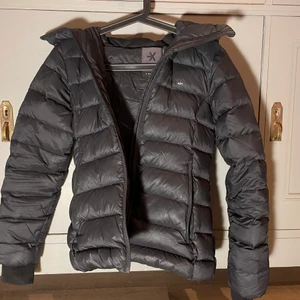 vinterjacka - dunjacka från everest med luva. använd men bra skick. inga defekter. nypris runt 1000kr. strl 34. frakt tillkommer 