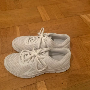 Vita gympa skor - Vita skor (ej tvättade, kan tvättas vid förfrågan). Idrotts skor, ute skor, bra till allt! Pris kan diskuteras. Köp gärna💕