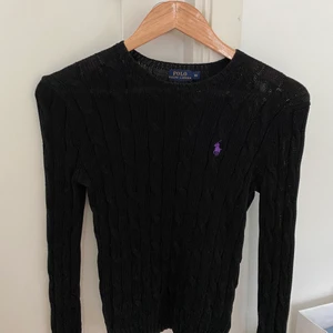 Ralph Lauren XS stickad tröja svart  - Svart stickad tröja från Ralph Lauren i storlek XS. Knappt använd och ser ny ut!