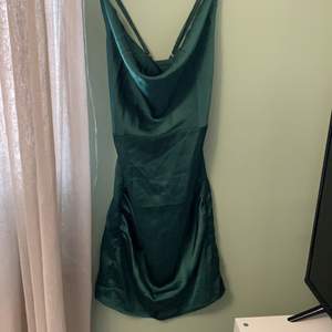Snygg mörkgrön silkesklänning! Använd 1 gång. Säljer pgr utav att den blivit för liten. Frakt inkluderat i priset!