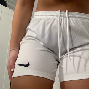 Nike shorts - Fina shorts från Nike, i nyskick. Säljes pga att dom inte kommer till användning🤍 {MÅNGA INTRESSERADE NU} lägg gärna ett bud eller köp direkt för 90kr🤍 