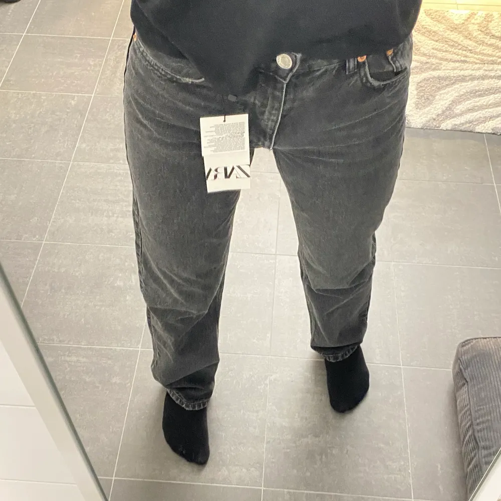 Säljer zara midwaist straight jeans i mörkgrå, strl 34 men skulle säga att de mer sitter som en 32. De är köpta här på Plick men är helt nya med lappar kvar, endast testade. De är slutsålda på hemsidan för tillfället, orginalpriset är 399! Buda💕. Jeans & Byxor.