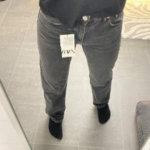 Säljer zara midwaist straight jeans i mörkgrå, strl 34 men skulle säga att de mer sitter som en 32. De är köpta här på Plick men är helt nya med lappar kvar, endast testade. De är slutsålda på hemsidan för tillfället, orginalpriset är 399! Buda💕
