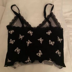 H&M fjäril linne strl xs-m - Skit snyggt linne från H&M, använt ca 3 gånger, köpare  står för frakt & om de ska va spårbart så kostar de 66 kr annars 45kr, säljer pga använder int mer , den är jätte fin och skön & slut sålt i butik, spelar ingen roll vilken storlek man är den passar till allt typ, materialet är väldigt töjbart💞skriv vid intresse, går att ändra armlängd på banden som man vill ha de oxå