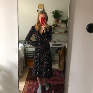 Blommig klänning - Jättesöt klänning i storlek 34 från H&M. Bra skick! Skriv för mer bilder och info!❤️