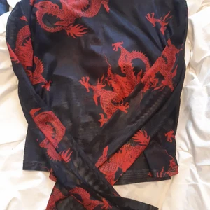 2 st MESH topp/klänning - 2 st mesh toppar (den hel vinröda kan dock vara en klänning) 💫 Den andra är typ croptop med drakar på, väldigt ☆y2k☆ Säljs gärna tillsammans 💗